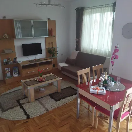 Apartment Dora *